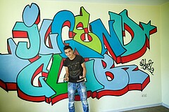 Junger Mann in Jugendclub