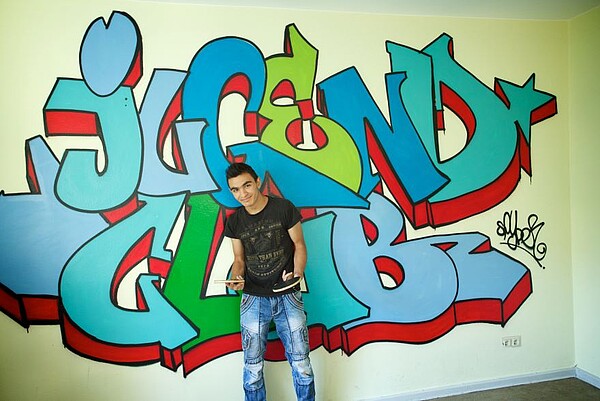 Junger Mann in Jugendclub