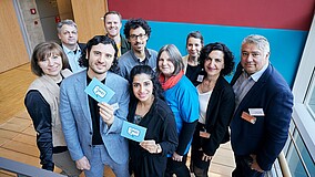 Gastgeber*in und Teilnehmende des Parlamentarischen Frühstücks Jugendmigrationsdienste im Deutschen Bundestag