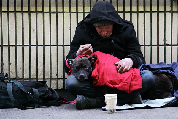 Obdachloser mit Hund