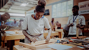 Junge Schreinerin in Ruanda 