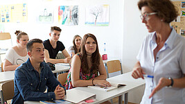 Schulklasse mit Lehrerin