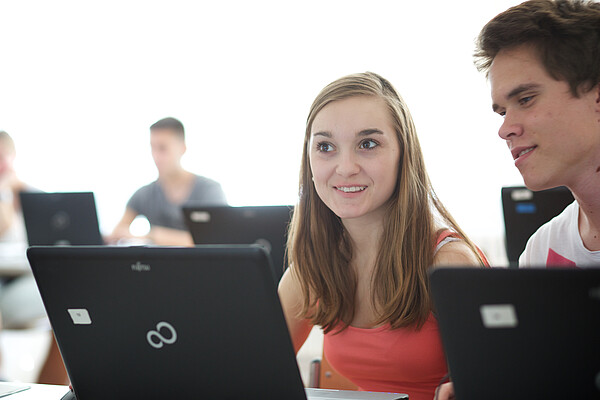 Junge Frau bei der Weiterbildung