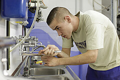 Auszubildender beim Üben