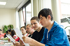 Teilnehmende eines Deutschkurses der Jugendmigrationsdienste