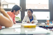Arbeitnehmende aus dem Ausland beim Deutschunterricht