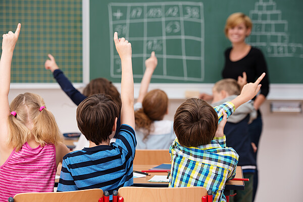 Lehrerin vor Klasse mit Schulkindern