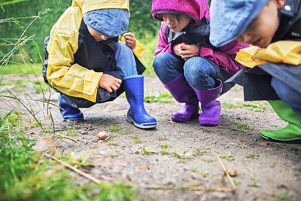 Kinder entdecken die Natur