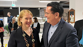 Lisa Paus, Bundesministerin für Frauen, Senioren und Jugend, und Thiemo Fojkar, Vorstandsvorsitzender des Internationalen Bundes (IB) im Gespräch.