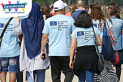 Menschen bei einer Veranstaltung zum Europäischen Gedenktag an den Völkermord an den Sinti*zze und Rom*nja