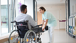 Pflegerin und Patient in medizinischer Einrichtung