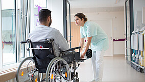 Pflegerin und Patient in medizinischer Einrichtung