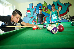 Jugendliche beim Billard spielen