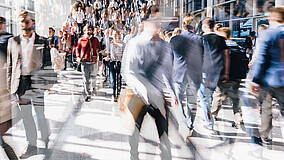 Schüler*innen und Lehrer*innen in der Pause