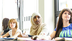 Schülerinnen beim Lernen im Klassenzimmer