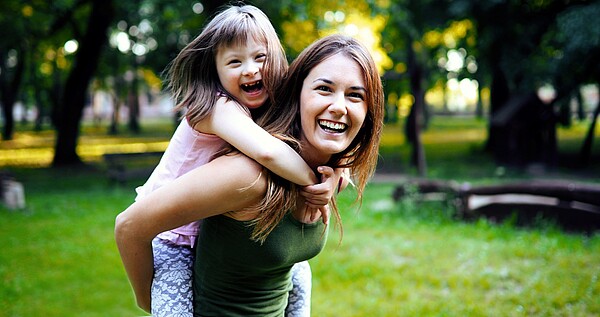 Frau und Kind spielen in der Natur