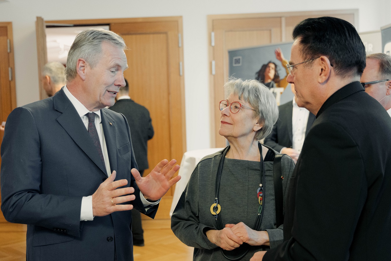 Einlass: Petra Merkel und Thiemo Fojkar empfangen Christian Wulff