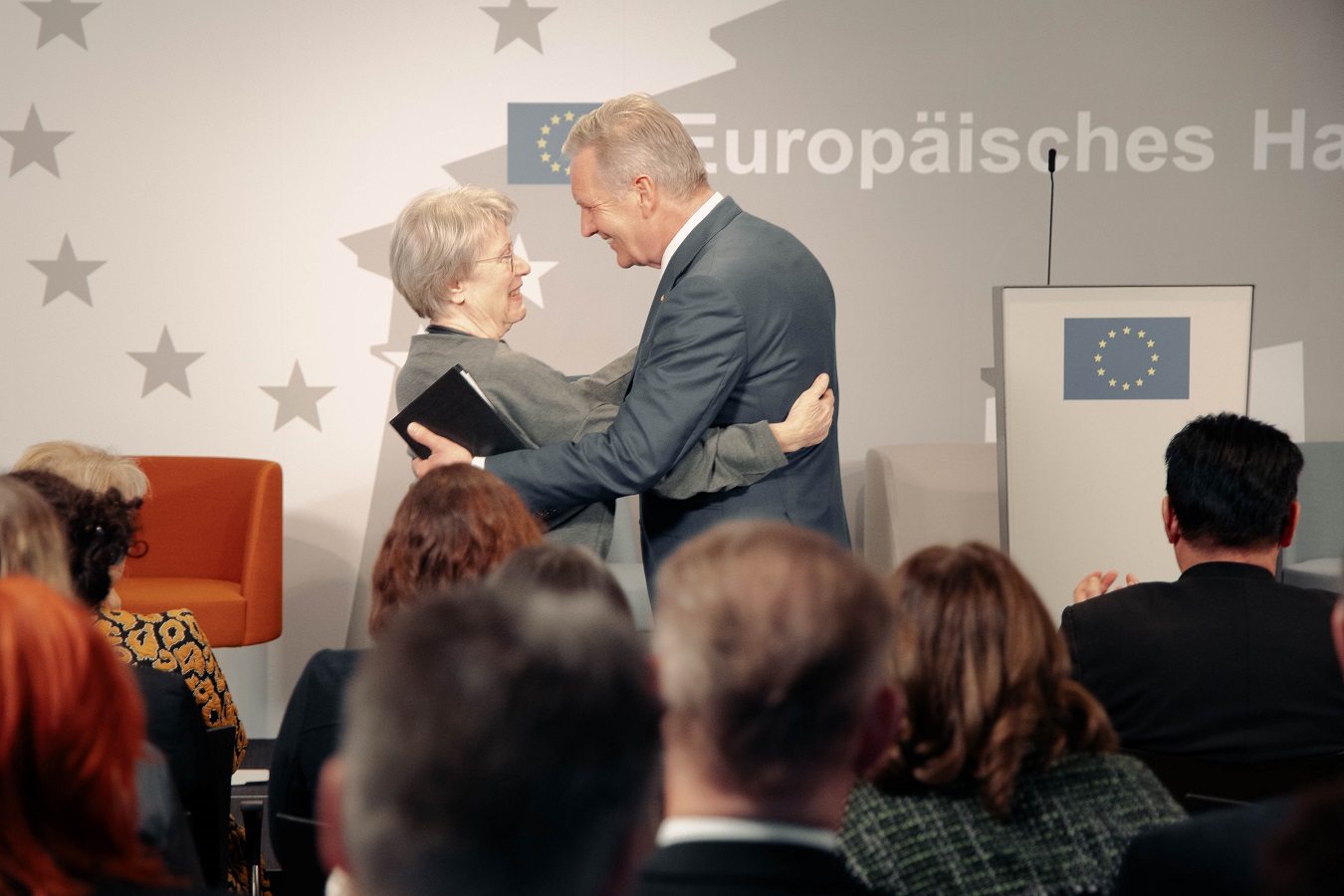 IB-Präsidentin Petra Merkel umarmt den früheren Bundespräsidenten Christian Wulff