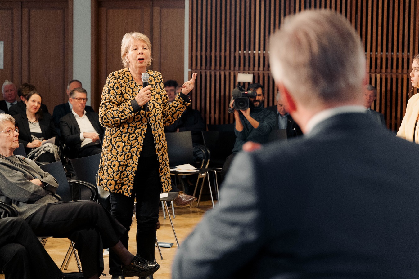 Dr. Sabine Bergmann-Pohl, Bundesministerin a. D., ermutigte die Schüler*innen der Carlo Schmid Schule Karlsruhe, Forderungen an die Politik zu stellen.
