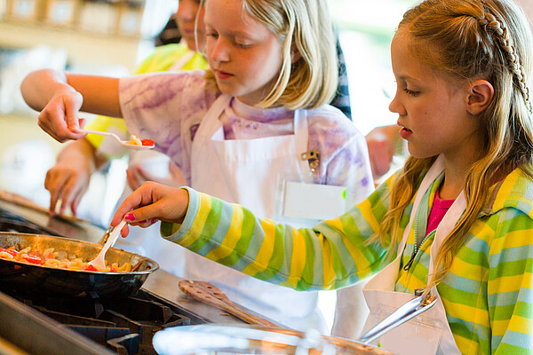 Gemeinsames Kochen in einer Einrichtung für Kinder: Der IB wünscht sich eine Fachkräfteoffensive für Kitas, Horte, Ganztagsbetreuung und Hilfen zur Erziehung. 