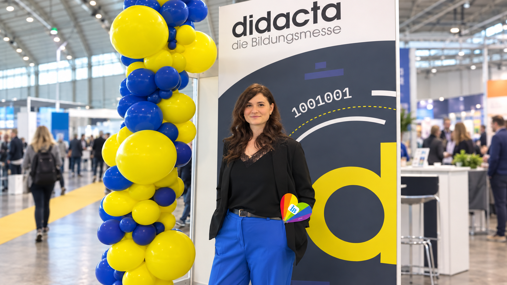 Lisa Dobbert, Leiterin des IB-Horts „Am Elbdamm“ in Magdeburg, auf der Bildungsmesse didacta vor einem Messestand.