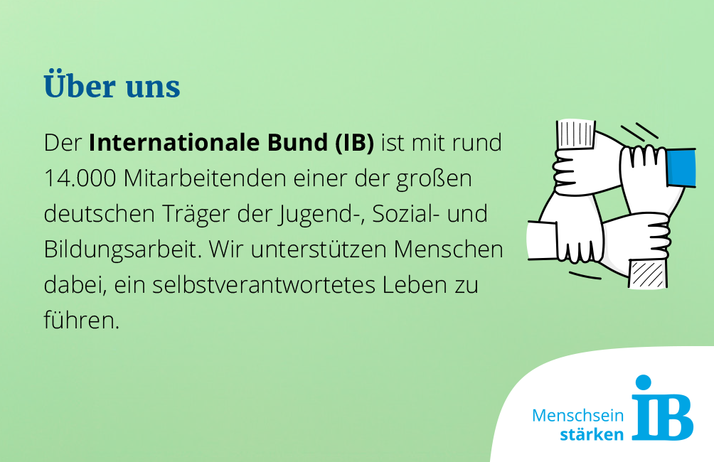 Grüne Karte mit Text über den Internationalen Bund (IB) und einer Illustration von vier Händen, die sich gegenseitig an den Handgelenken halten, sowie dem blauen Logo des IB mit dem Slogan 'Menschsein stärken'