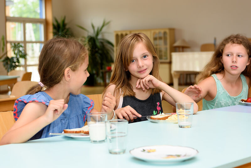 Essende Kinder in einer Schule des Internationalen Bundes
