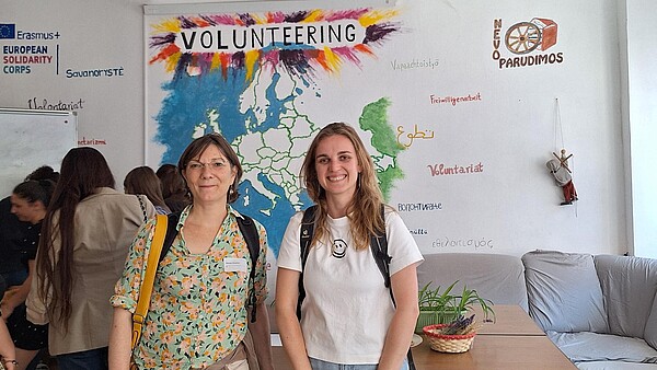 Sterenn Coudray und Cyrielle Kugler vom Internationalen Bund (IB) stehen beim YES Forum in Timișoara (Rumänien) nebeneinander und lächeln in die Kamera.