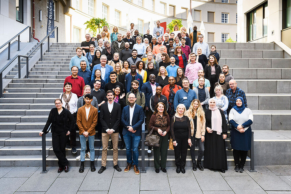 Gruppenbild aller Teilnehmer*innen des Vernetzungsevents