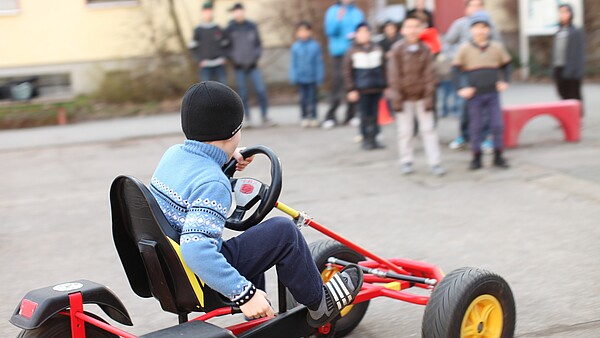 Spielende Kinder in Geflüchtetenheim des IB