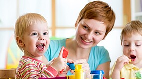 Kinder und Erzieherin in Kita