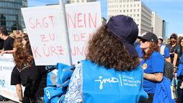 Demonstrantin der Jugendmigrationsdienste in Berlin