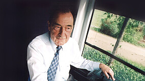 Mann mit Anzug sitzt am Steuer einer S-Bahn.