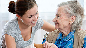 Ältere Frau mit Pflegerin