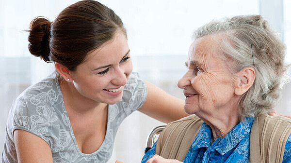 Seniorin mit Pflegerin