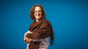 Porträt von Andrea Weber, sie blickt lächelnd in die Kamera.