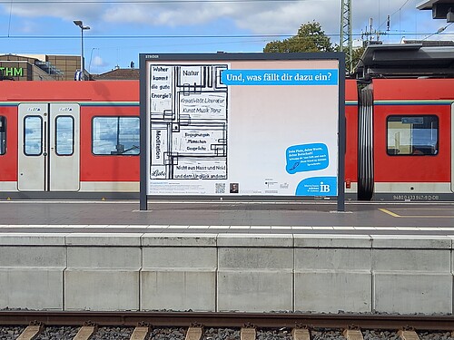 Plakat an einem Bahngleis