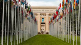 Völkerbundpalast in Genf mit Fahnen der UN-Mitgliedsstaaten
