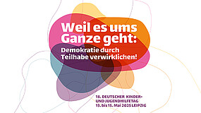 Key Visual zum 18. DJHT mit Claim: Weil es ums Ganze geht: Demokratie durch Teilhabe verwirklichen!
