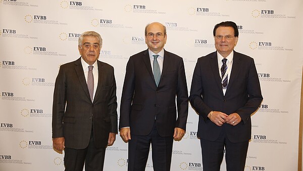 Von rechts nach links: Thiemo Fojkar, Vorstandsvorsitzender des Internationalen Bundes (IB) und Präsident des EVBB, Kostis Chatzidakis, griechischer Minister für Arbeit und Soziales, Konstantinos Rodopoulos, Vizepräsident der EVBB.
