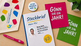 Symbolbild für ein Freiwilliges Soziales Jahr (FSJ) mit Steckbrief, Informationsmaterialien und Give-aways zu den Freiwilligendiensten.