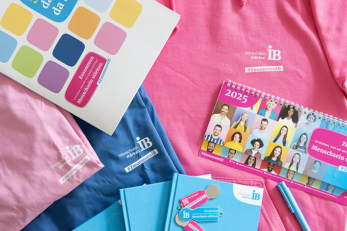 Werbemittel in Pink und Blau.