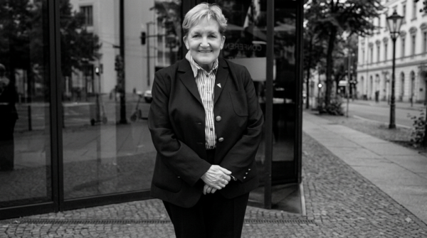 Schwarz-Weiß-Porträt von Carola von Braun