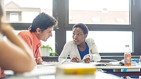 Zugewanderte bei Sprachkurs in einer Einrichtung des Internationalen Bundes