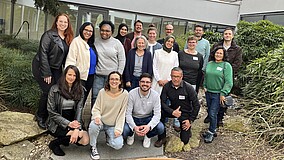 Teilnehmende der Projektschmiede 2025 stehen gemeinsam für ein Gruppenfoto und blicken freundlich in die Kamera.