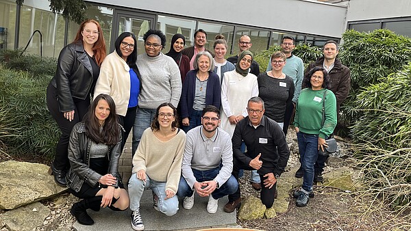 Teilnehmende der Projektschmiede 2025 stehen gemeinsam für ein Gruppenfoto und blicken freundlich in die Kamera.