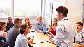 Dozent mit Studierenden