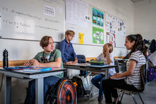 Ein Schüler im Rollstuhl an einer inklusiven Schule