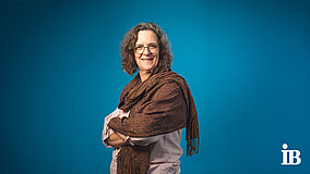 Porträt von Andrea Weber, sie blickt lächelnd in die Kamera.