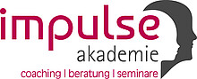 Logo der impulse Akademie, Schriftzug "Impulse Akademie", darunter steht "Coaching, Beratung, Seminare" auf der rechten Seite stehen die Profile zweier Gesichter, eines in weiß, das andere in schwarz, beide blicken nach rechts